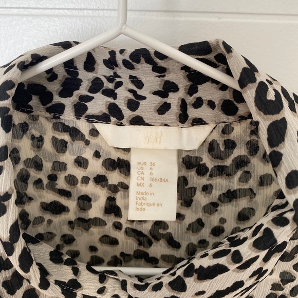 H&M sheer crepe spotted blouse with ruffle hem - Picture 3 of 4